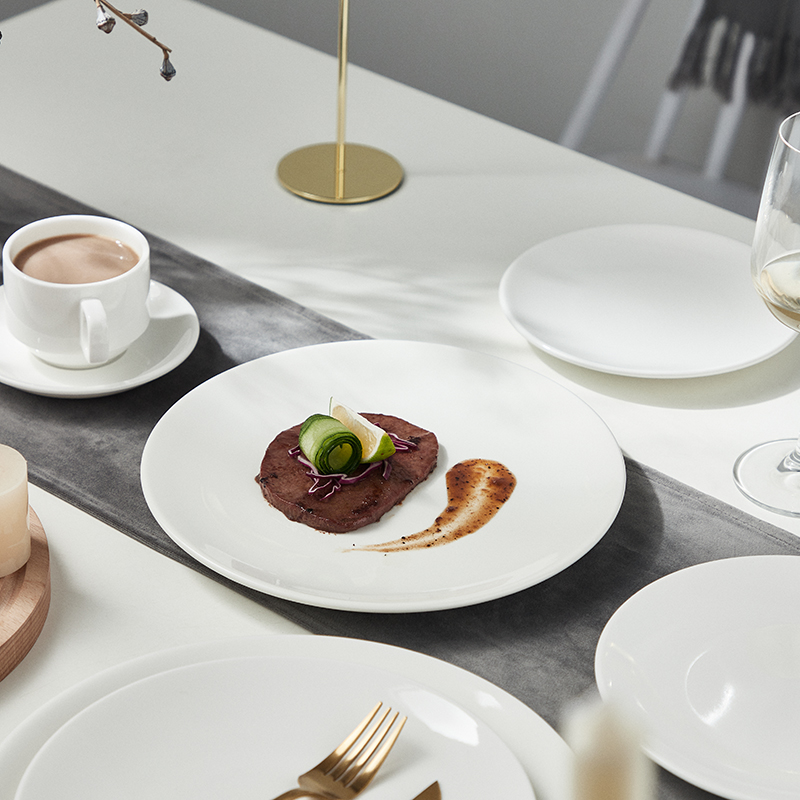 Platos de cerámica para restaurante, platos blancos.