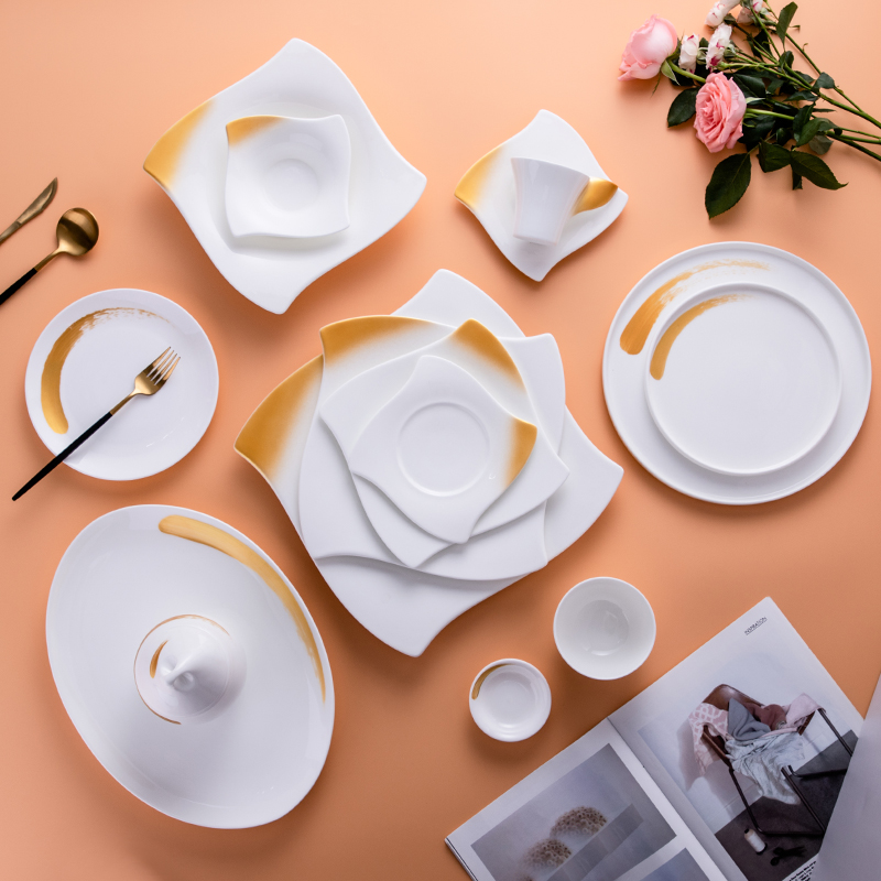 Service de table en porcelaine blanche avec bordure dorée 2