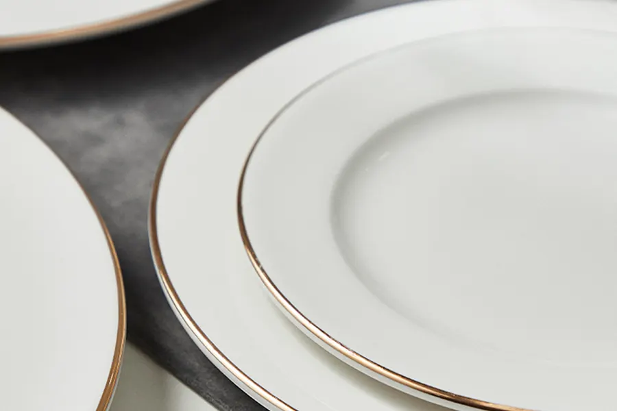 platos de cerámica blanca con borde dorado