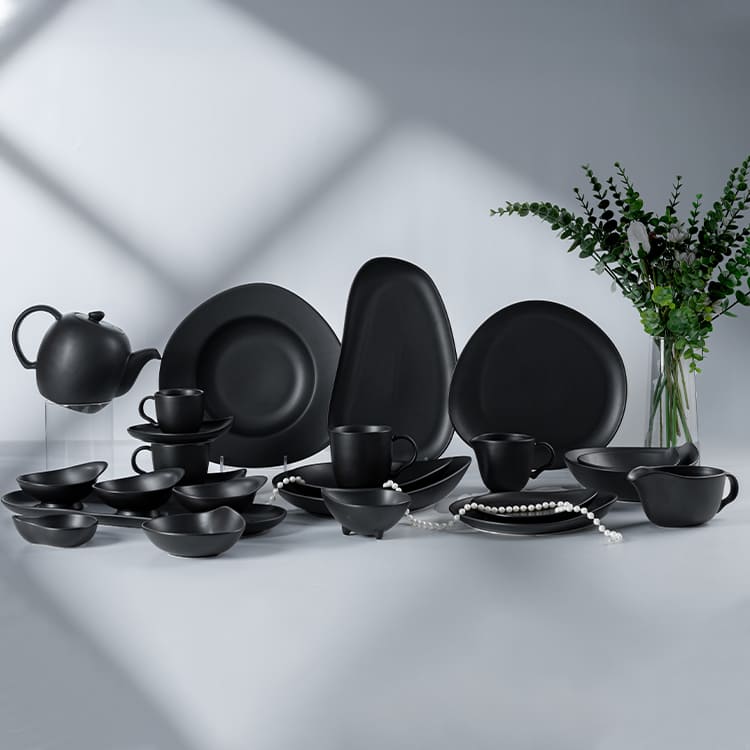 Azure Collection black dinner set (4)