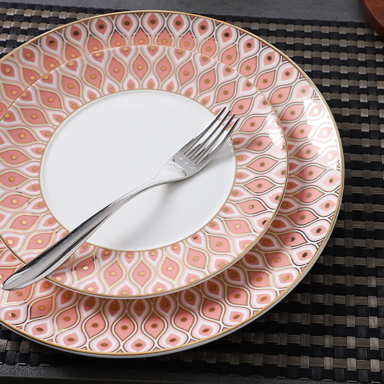 Pratos de jantar rosa leve com borda dourada (3)