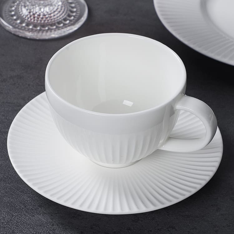 Blossom Bone China Teetasse und Untertasse (2)