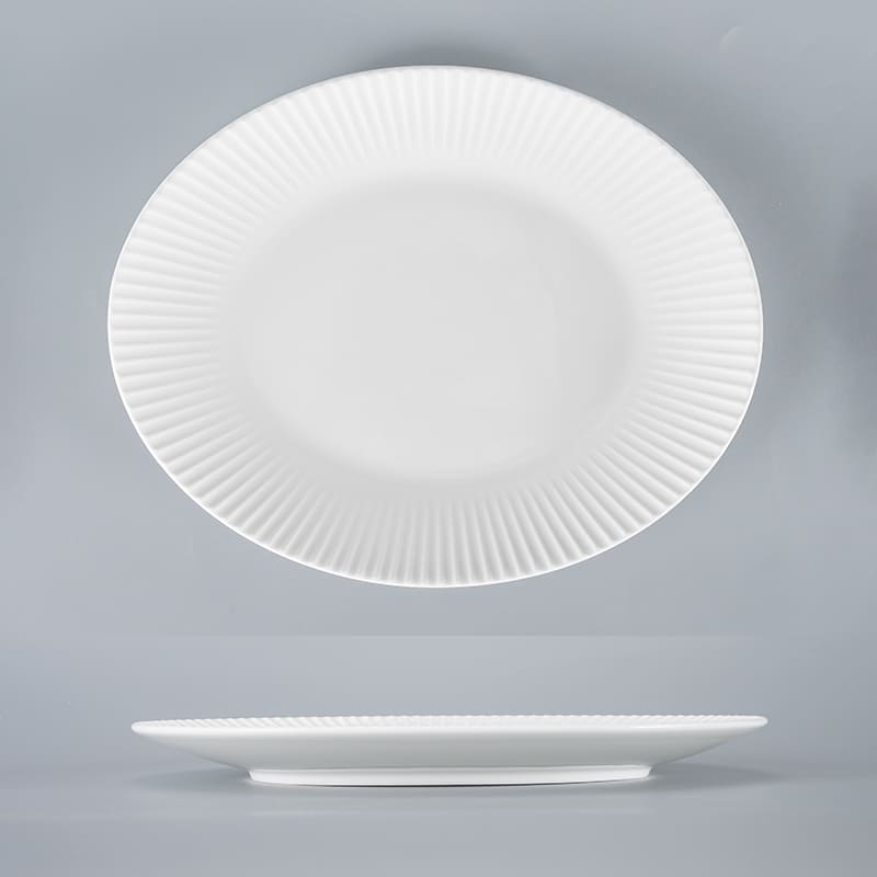 Blütenweißer ovaler Teller (1)