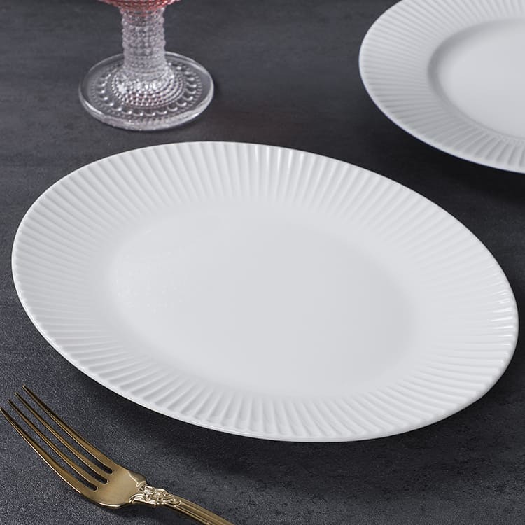 Blütenweißer ovaler Teller (2)