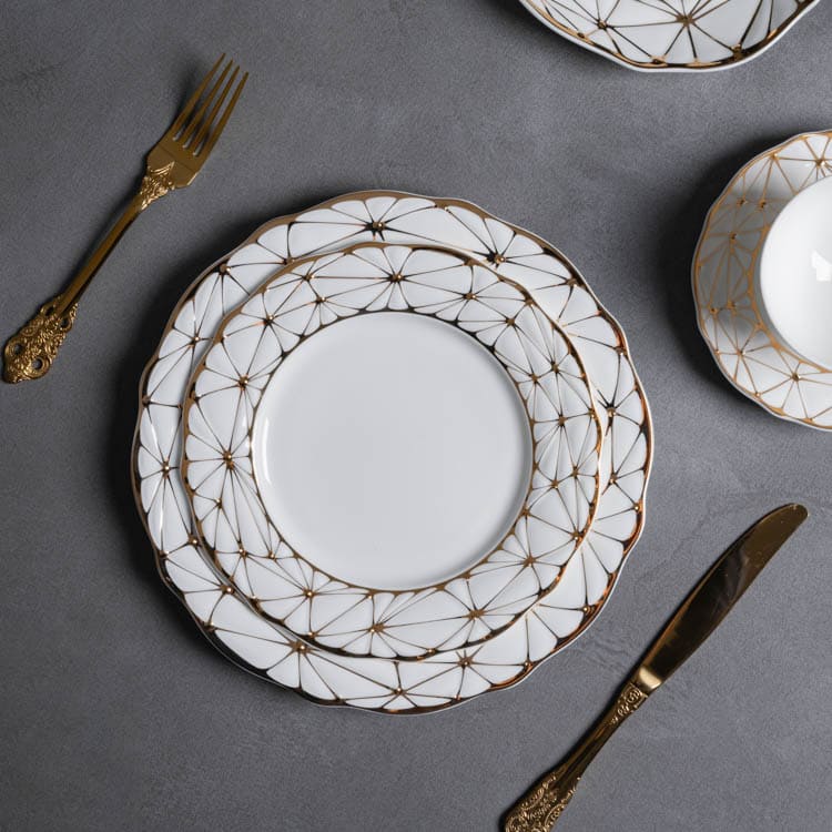 Ätherischer weißer Teller mit Goldrand (2)