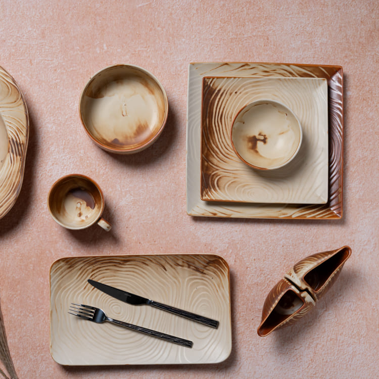 Quadratischer Teller aus glasiertem Porzellan mit Holzmaserung (2)