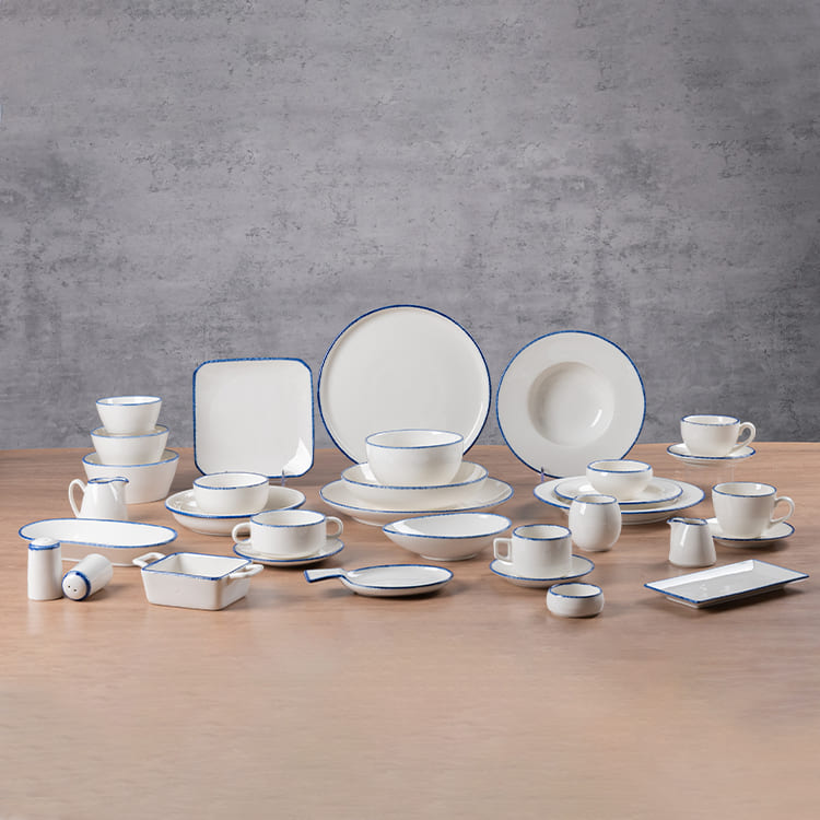 Branco & Louça de porcelana esmaltada com borda azul (1)