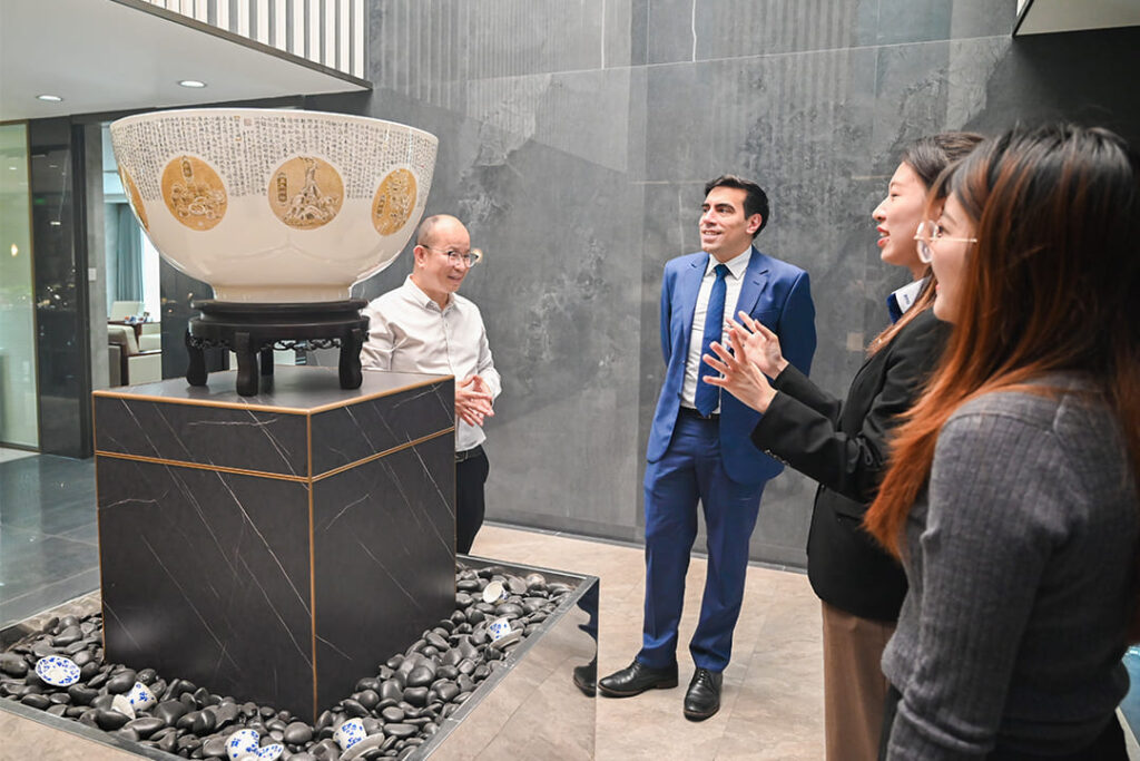 PITO Hosts Uruguayan Consul General, Showcasing the Fusion of Ceramic Heritage and Modern Design (10)