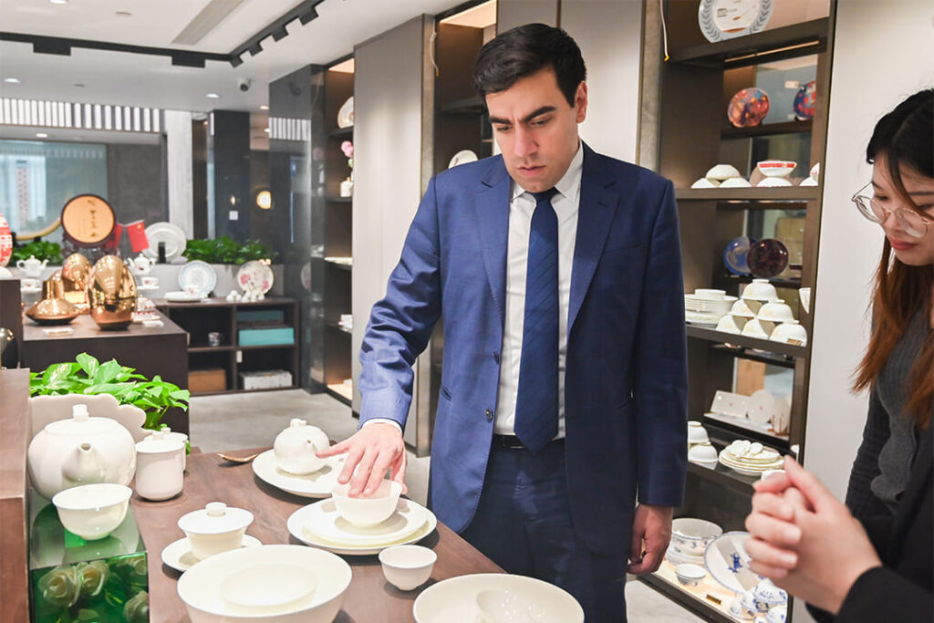 PITO Hosts Uruguayan Consul General, Showcasing the Fusion of Ceramic Heritage and Modern Design (11)