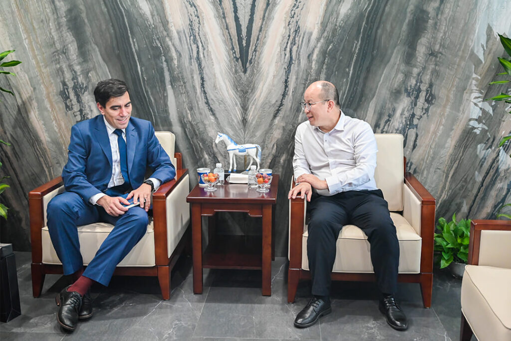 PITO Hosts Uruguayan Consul General, Showcasing the Fusion of Ceramic Heritage and Modern Design (12)