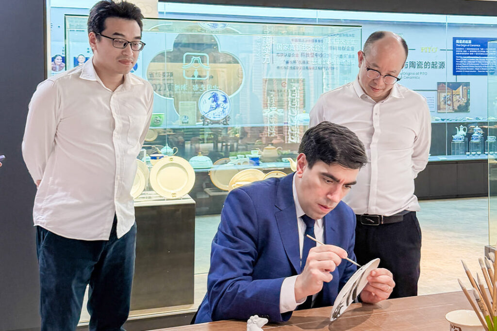 PITO Hosts Uruguayan Consul General, Showcasing the Fusion of Ceramic Heritage and Modern Design (13)