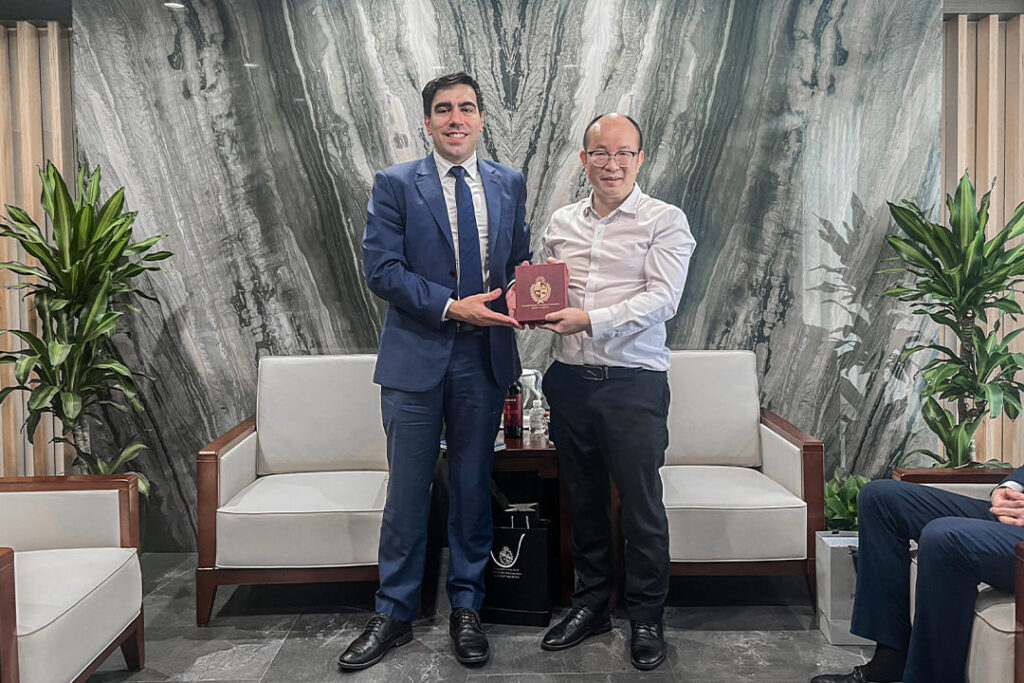 PITO Hosts Uruguayan Consul General, Showcasing the Fusion of Ceramic Heritage and Modern Design (4)