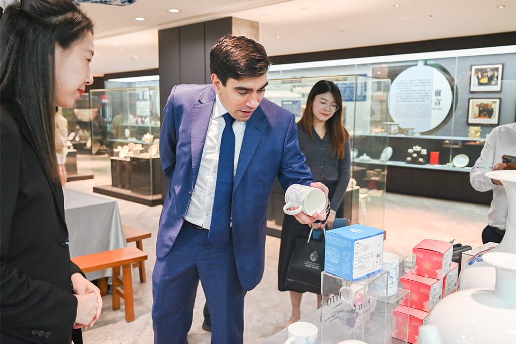 PITO Hosts Uruguayan Consul General, Showcasing the Fusion of Ceramic Heritage and Modern Design (5)