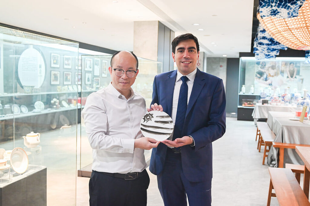 PITO Hosts Uruguayan Consul General, Showcasing the Fusion of Ceramic Heritage and Modern Design (8)
