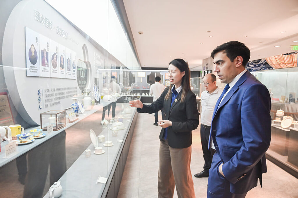 PITO Hosts Uruguayan Consul General, Showcasing the Fusion of Ceramic Heritage and Modern Design (9)