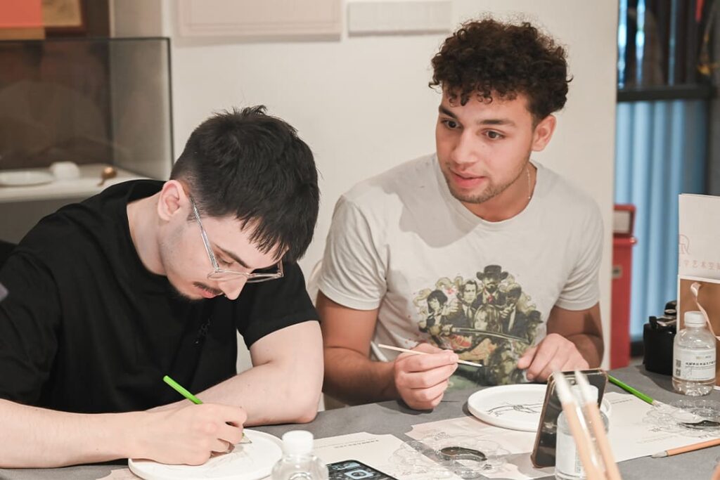French Students Experience Chaozhou Blue and White Porcelain at PITO (10)