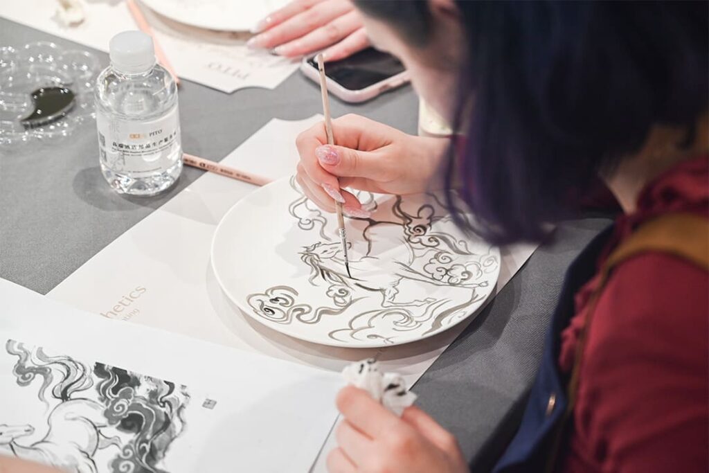 French Students Experience Chaozhou Blue and White Porcelain at PITO (11)