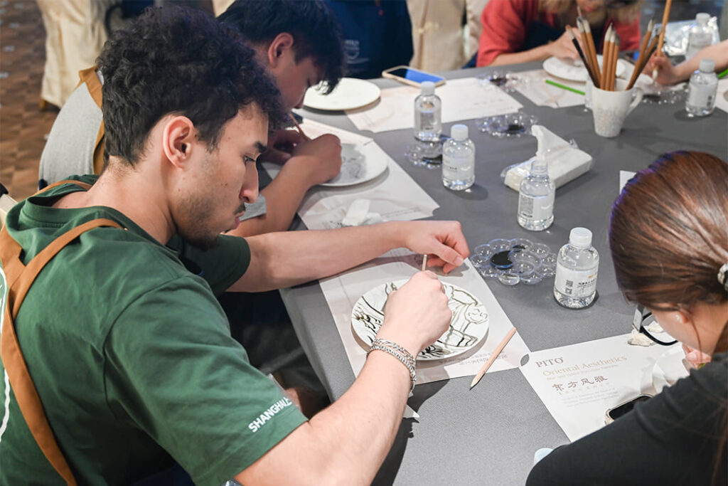 French Students Experience Chaozhou Blue and White Porcelain at PITO (12)