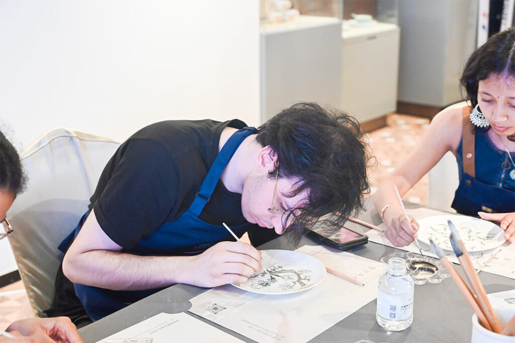 French Students Experience Chaozhou Blue and White Porcelain at PITO (14)