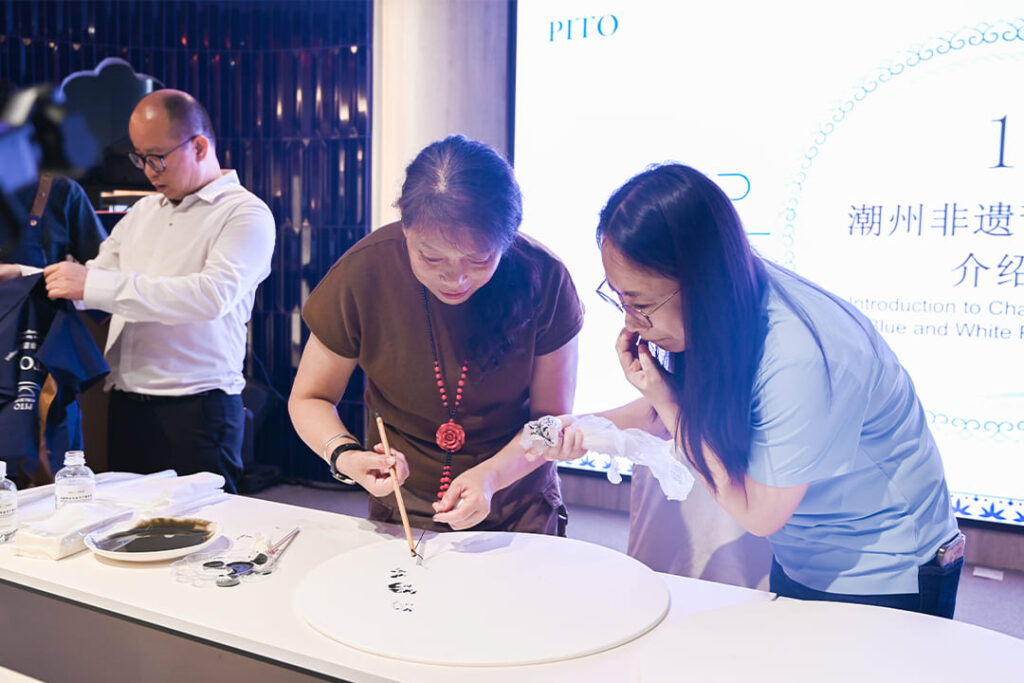 French Students Experience Chaozhou Blue and White Porcelain at PITO (15)