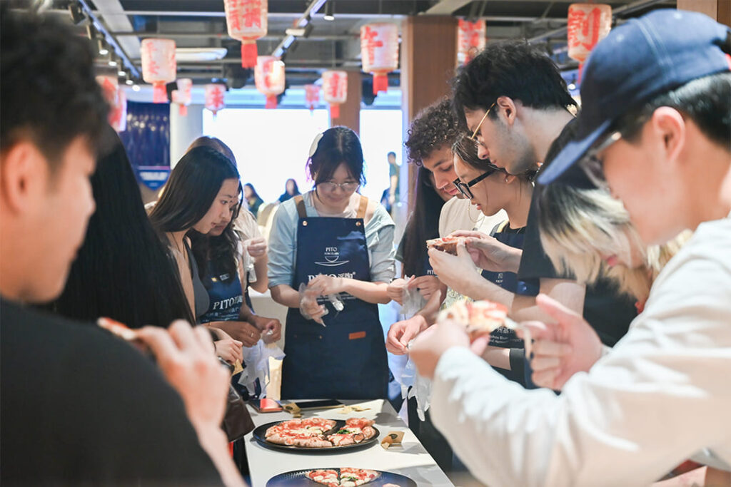 French Students Experience Chaozhou Blue and White Porcelain at PITO (16)