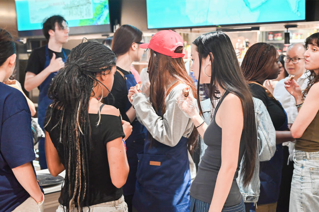 French Students Experience Chaozhou Blue and White Porcelain at PITO (17)