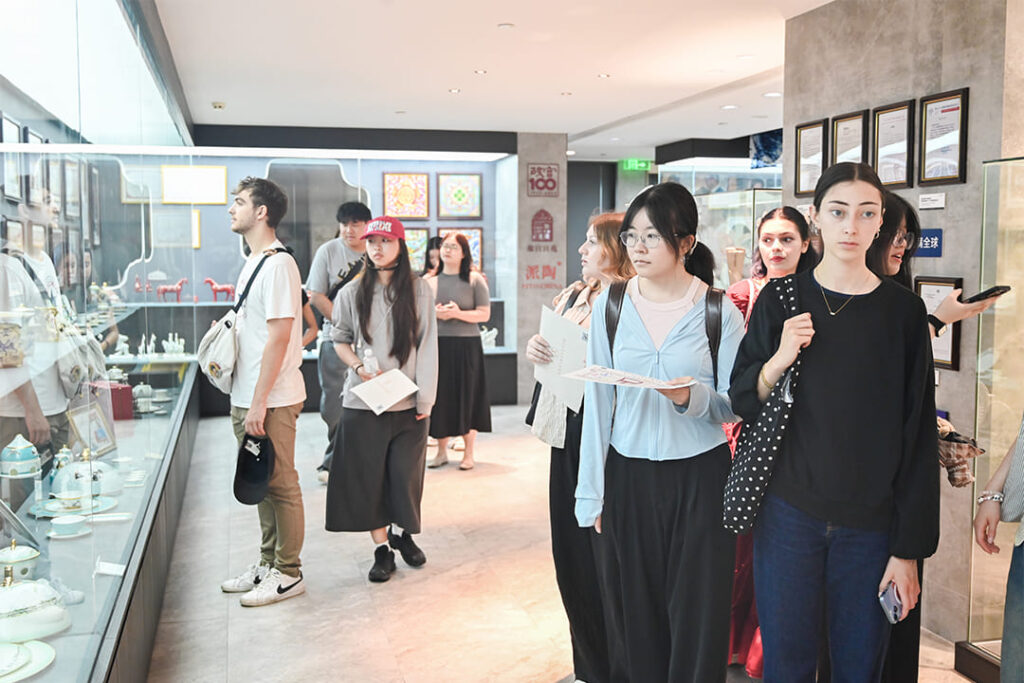 French Students Experience Chaozhou Blue and White Porcelain at PITO (2)