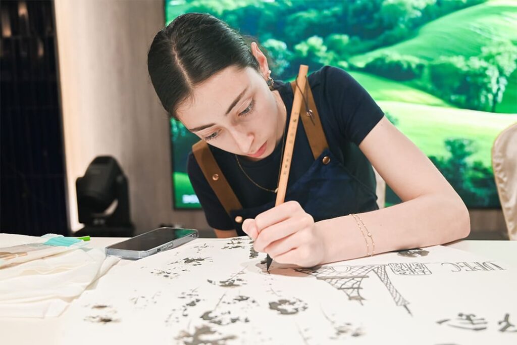 French Students Experience Chaozhou Blue and White Porcelain at PITO (20)