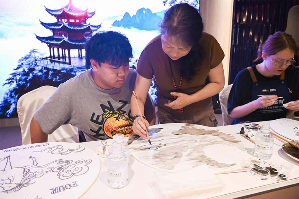 French Students Experience Chaozhou Blue and White Porcelain at PITO (21)