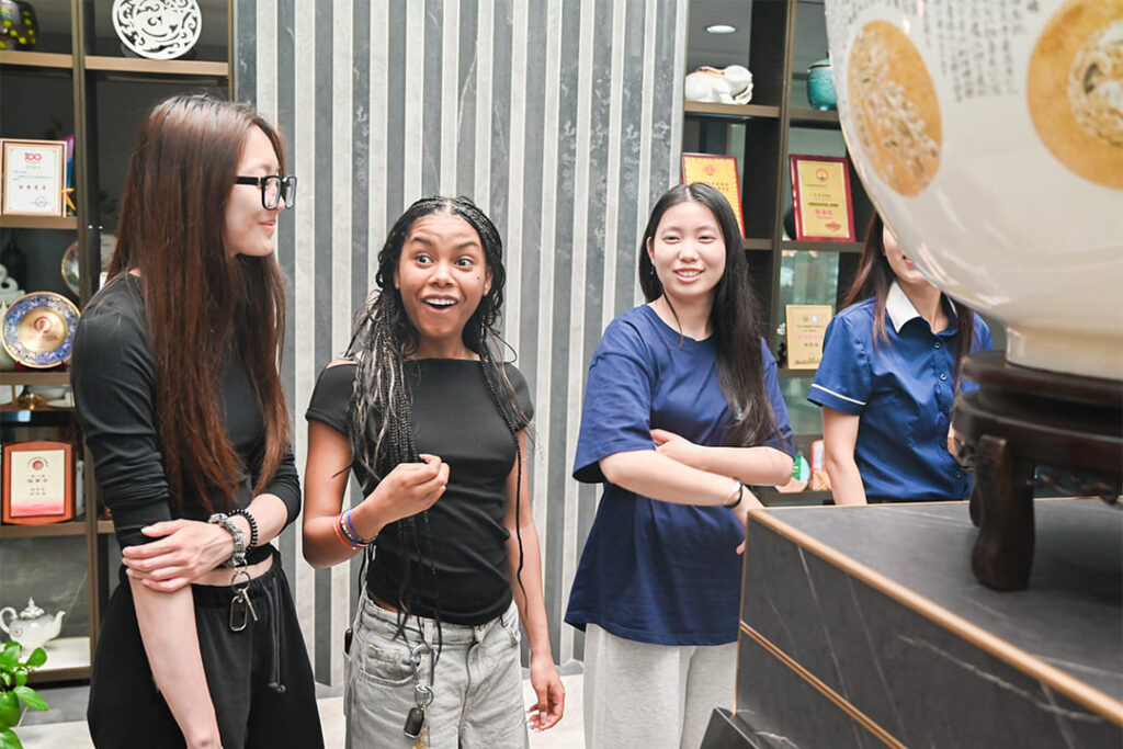 French Students Experience Chaozhou Blue and White Porcelain at PITO (3)
