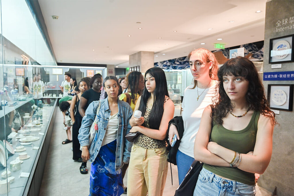 French Students Experience Chaozhou Blue and White Porcelain at PITO (4)