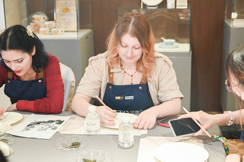 French Students Experience Chaozhou Blue and White Porcelain at PITO (6)