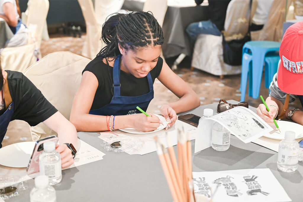 French Students Experience Chaozhou Blue and White Porcelain at PITO (7)