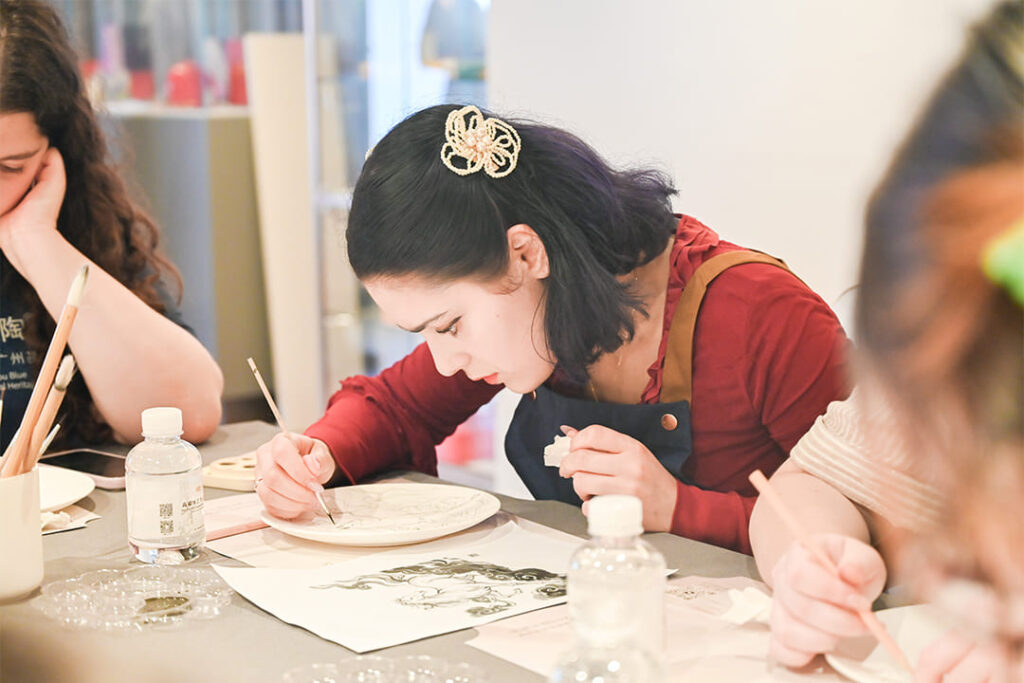 French Students Experience Chaozhou Blue and White Porcelain at PITO (8)