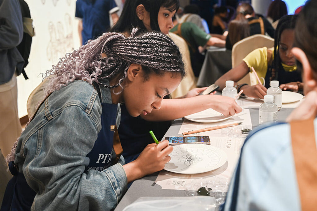 French Students Experience Chaozhou Blue and White Porcelain at PITO (9)