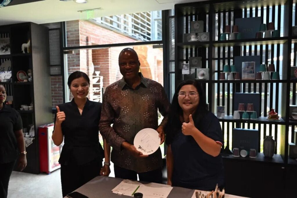 PITO Welcomes Mozambican Delegation to Experience Chaozhou Blue and White Porcelain Heritage (1)