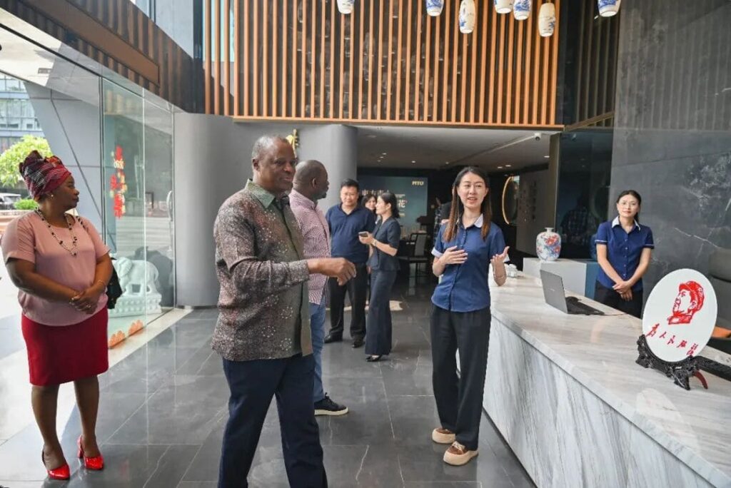 PITO Welcomes Mozambican Delegation to Experience Chaozhou Blue and White Porcelain Heritage (3)