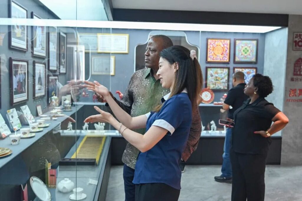 PITO Welcomes Mozambican Delegation to Experience Chaozhou Blue and White Porcelain Heritage (4)