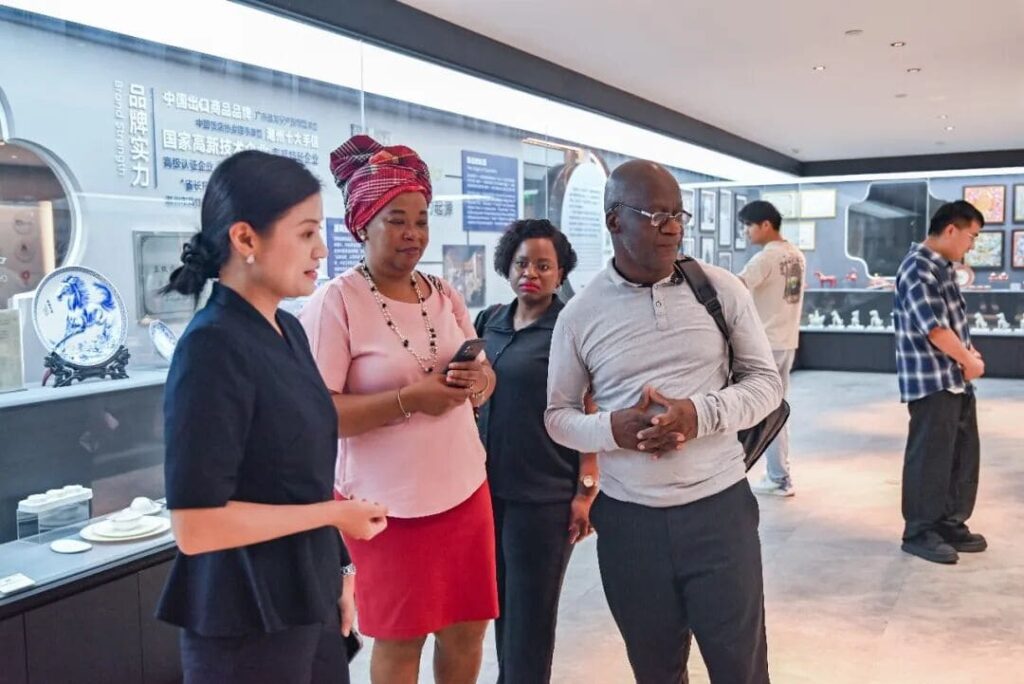 PITO Welcomes Mozambican Delegation to Experience Chaozhou Blue and White Porcelain Heritage (5)