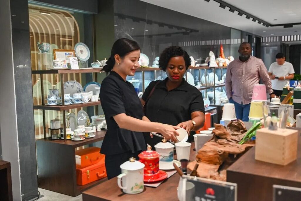 PITO Welcomes Mozambican Delegation to Experience Chaozhou Blue and White Porcelain Heritage (6)