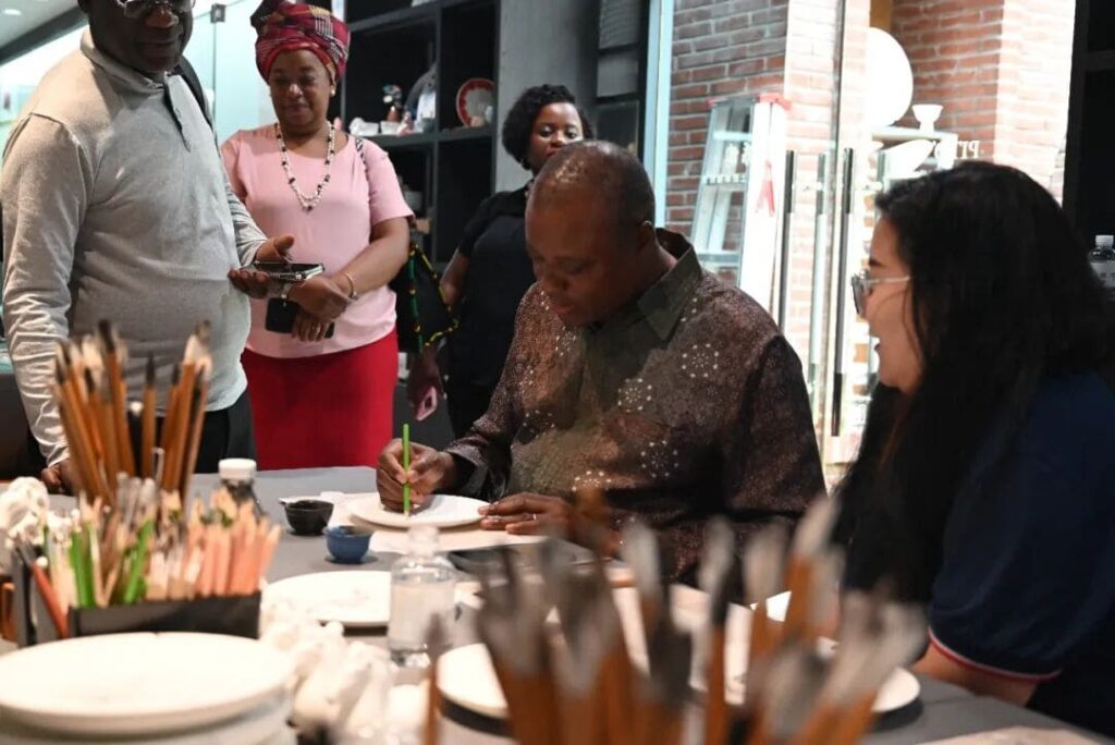 PITO Welcomes Mozambican Delegation to Experience Chaozhou Blue and White Porcelain Heritage (7)