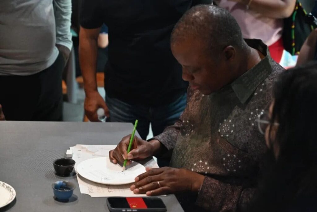 PITO Welcomes Mozambican Delegation to Experience Chaozhou Blue and White Porcelain Heritage (9)