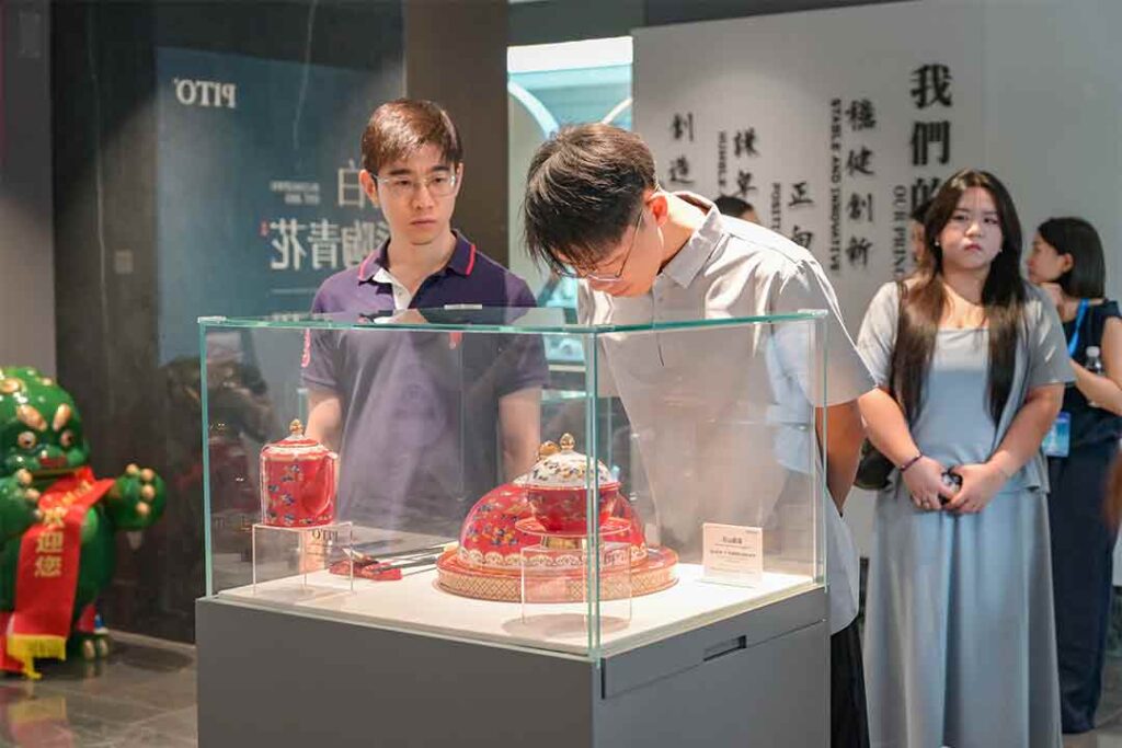 International Students Explore Chaozhou Porcelain Culture at PITO (2)