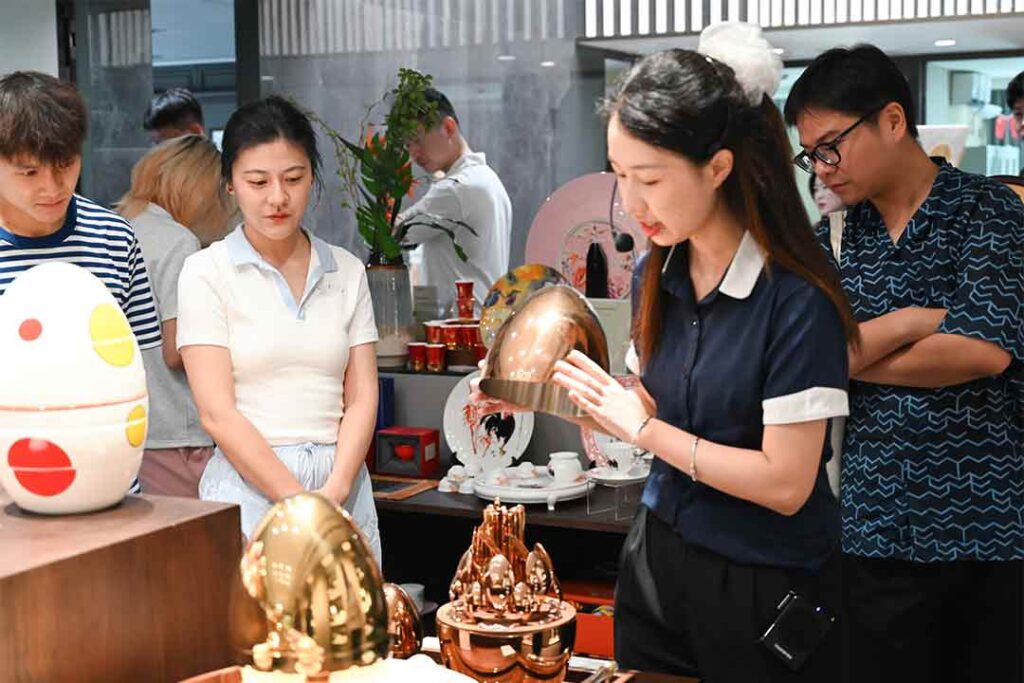 International Students Explore Chaozhou Porcelain Culture at PITO (3)