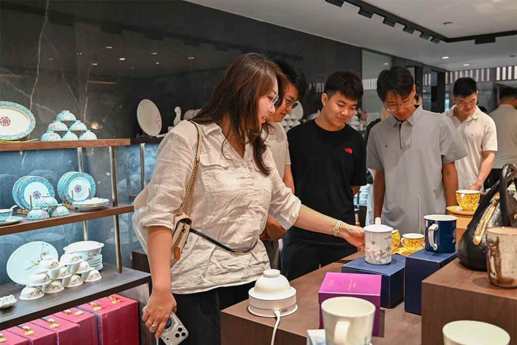 International Students Explore Chaozhou Porcelain Culture at PITO (4)