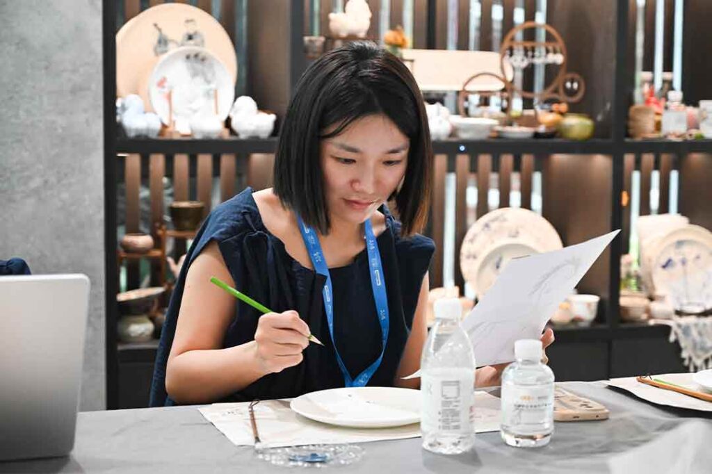 International Students Explore Chaozhou Porcelain Culture at PITO (5)