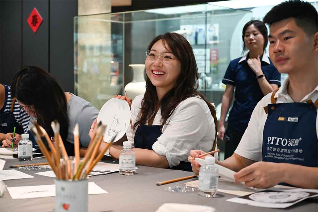 International Students Explore Chaozhou Porcelain Culture at PITO (6)