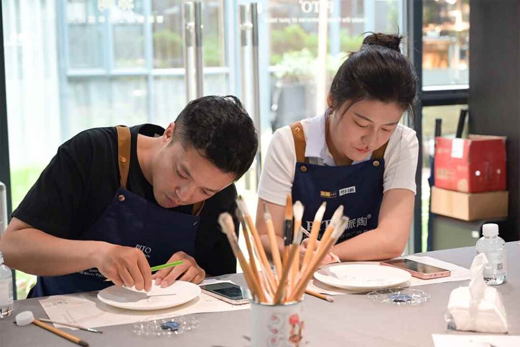 International Students Explore Chaozhou Porcelain Culture at PITO (7)