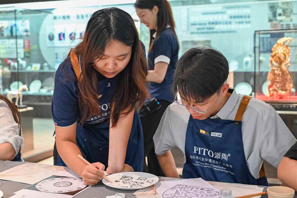 International Students Explore Chaozhou Porcelain Culture at PITO (8)