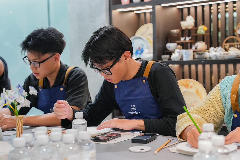PIB College Visits PITO to Explore the Contemporary Expression of Chaozhou Blue and White Porcelain (7)